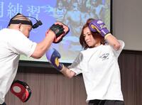 　練習を公開したケイト・ロータス（右）＝撮影・佐々木彰尚