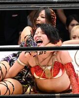 　林下詩美（手前）を攻めるイヨ・スカイ