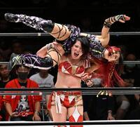 　イヨ・スカイ（上）を攻める林下詩美