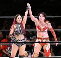 　健闘を称えあうイヨ・スカイ（左）と林下詩美