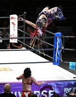 　林下詩美（下）を攻めるイヨ・スカイ