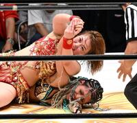 　ジュリア（下）の手を攻めるＳａｒｅｅｅ