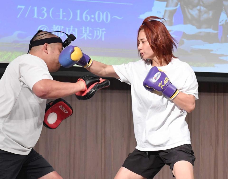 　練習を公開したケイト・ロータス（右）＝撮影・佐々木彰尚