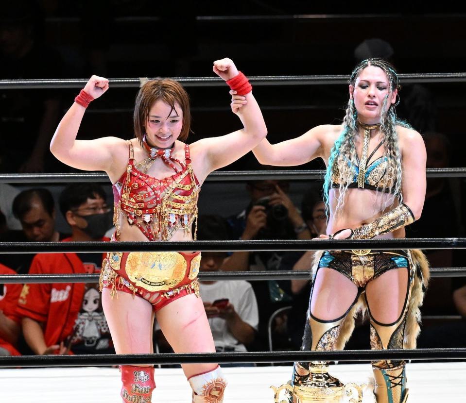 　ジュリアに勝利したＳａｒｅｅｅ（左）