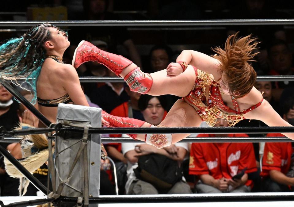 　ジュリア（左）を攻めるＳａｒｅｅｅ