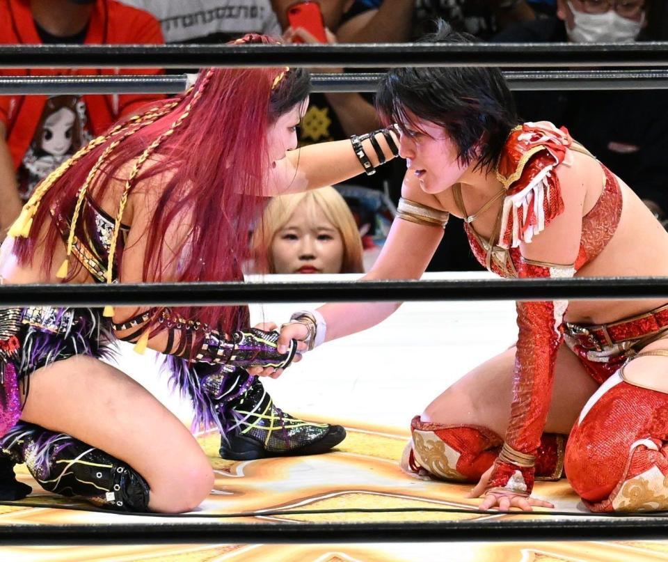 　健闘を称えあうイヨ・スカイ（左）と林下詩美