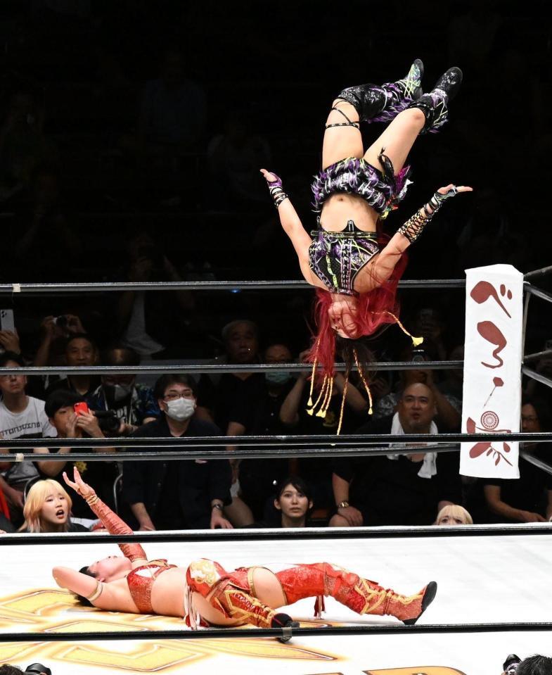 　林下詩美（下）を攻めるイヨ・スカイ