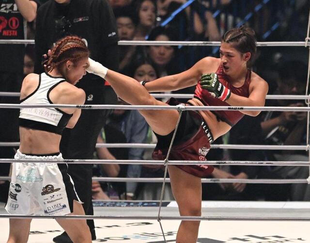 RENAに壮絶TKO敗戦 モデル級美女格闘家が涙 腫れた顔で10秒