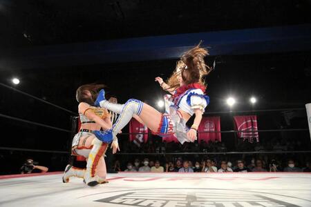 　上原わかな（左）に新人賞をブチ込む荒井優希