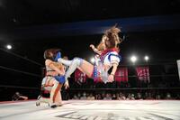 　上原わかな（左）に新人賞をブチ込む荒井優希