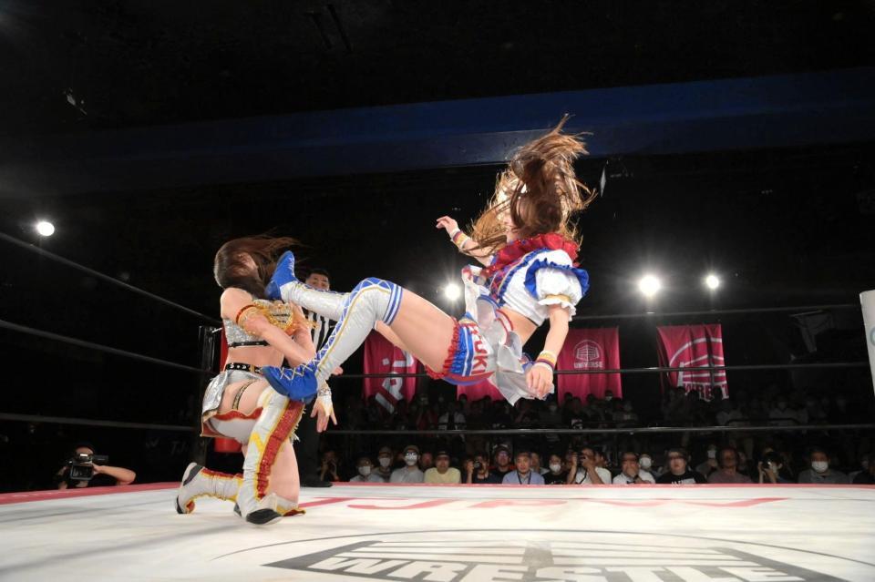 　上原わかな（左）に新人賞をブチ込む荒井優希