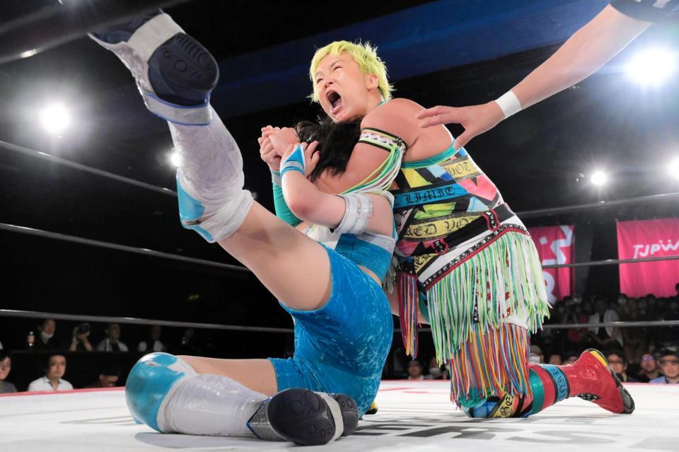 　風城ハル（左）にフェースロックを極める水波綾