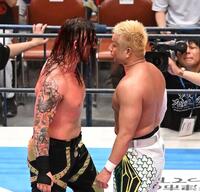 　にらみ合うデビッド・フィンレー（左）とＹＯＳＨＩ－ＨＡＳＨＩ