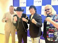 　来日したドリー・ファンク・ジュニア（左から２人目）と、出迎えた西村修（左端）、大仁田厚（左から３人目）、雷神矢口