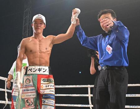 　試合に勝利した亀田和毅（左）＝撮影・石井剣太郎