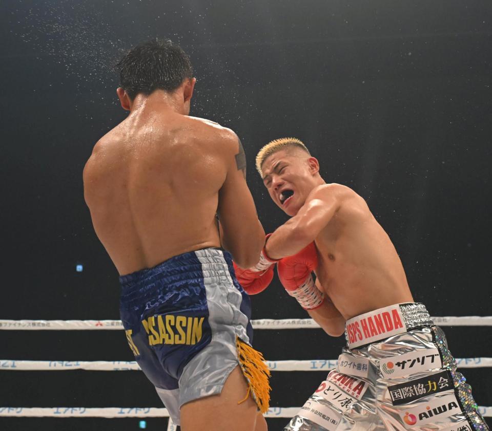 　９回、サミュエル・サルバを攻める重岡優大（右）＝撮影・石井剣太郎