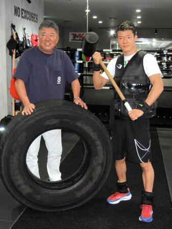 　試合翌日にトレーニングを再開した亀田和毅。左は父の亀田史郎トレーナー