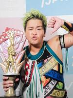 　優勝トロフィーを手にポーズを決める水波綾