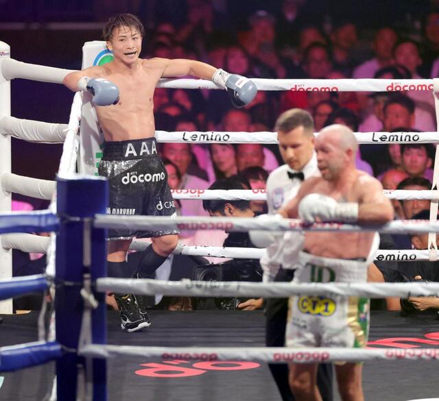 前代未聞のギックリKO」井上尚弥の世界戦 珍決着にSNSも騒然 37