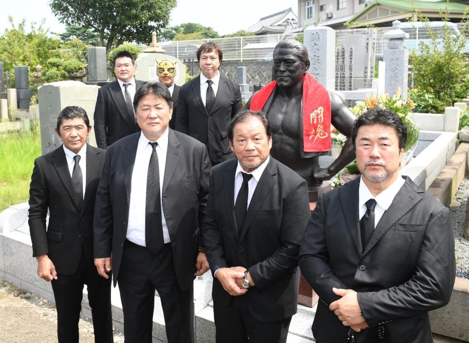 　アントニオ猪木さんの三回忌法要に出席した（前列左から）船木誠勝、前田日明氏、藤波辰爾、佐々木健介、（後列同）澤田敦士、タイガーマスク、小島聡（撮影・佐々木彰尚）