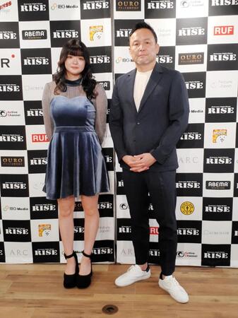 　引退を発表したＡＫＡＲＩ（左）と、所属ジムの会長でＲＩＳＥ代表の伊藤隆氏