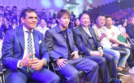 　観戦する（左から）リカルド・ロペス氏、井上尚弥、大橋秀行会長、井上真吾トレーナー、井上拓真（撮影・佐々木彰尚）