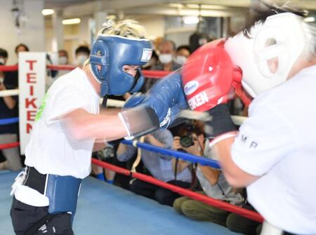 　公開練習でスパーリングを行う那須川天心（左）＝撮影・開出牧