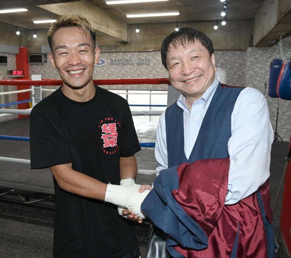 　視察に訪れた大橋会長（右）と握手を交わす堤聖也（撮影・棚橋慶太）