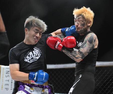 　超１０人ニキブルー１００倍界王拳（左）が瓜田純士ＺＥＲＯ超レボリューションにパンチを出す（撮影・堀内翔）