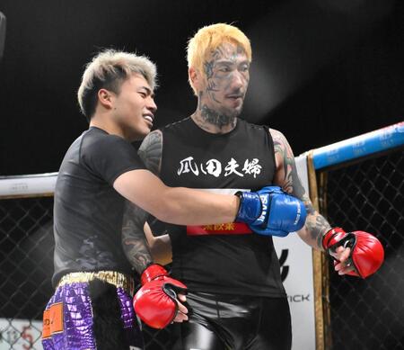 　超１０人ニキブルー１００倍界王拳（左）を無視してケージを後にする瓜田純士ＺＥＲＯ超レボリューション（撮影・堀内翔）