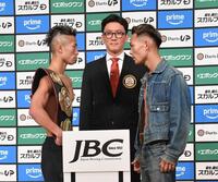 　フェースオフをするＷＢＡバンタム級王者・井上拓真（左）と堤聖也（撮影・佐々木彰尚）