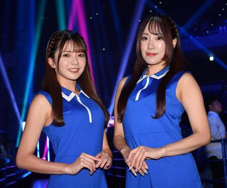 　ラウンドガールをつとめる立華理莉（左）と霧島聖子（撮影・佐々木彰尚）