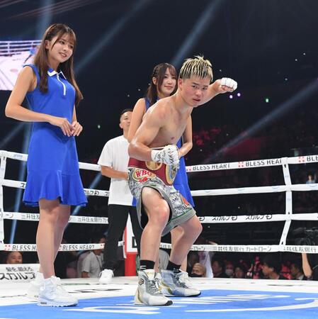 【写真】「今田美桜似で可愛い」中谷＆天心戦　後ろに立つ美女は誰？ネットで注目「スタイル良すぎ」