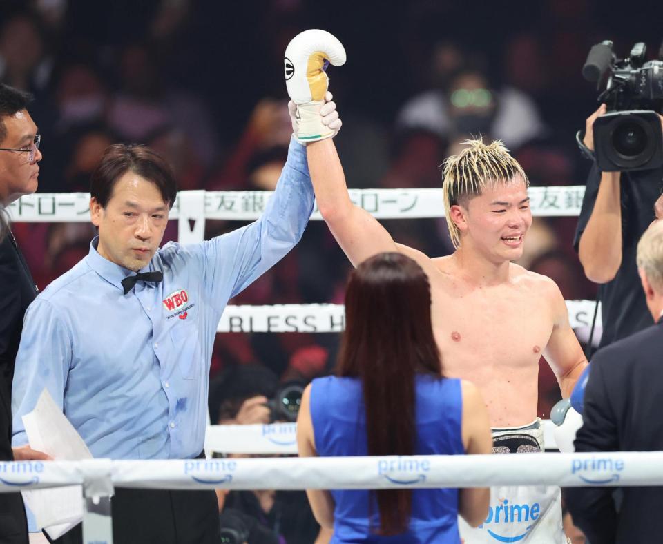 　判定でジェルウィン・アシロに勝利した那須川天心（右）