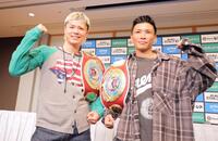 　会見後、岩田翔吉（右）と共にベルトを肩にかける那須川天心（撮影・吉澤敬太）