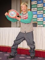 　初ベルトの手にご機嫌の那須川天心（撮影・吉澤敬太）