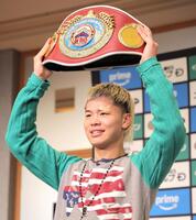 　ボクシングでの初ベルトの手にご機嫌の那須川天心（撮影・吉澤敬太）