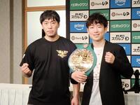 二夜明け記者会見に出席した寺地拳四朗（右）と加藤健太トレーナー