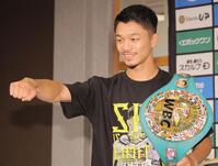 　笑顔で拳を突き出す中谷潤人（撮影・吉澤敬太）