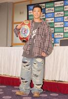 　ベルトを持ち笑顔を見せる岩田翔吉（撮影・吉澤敬太）