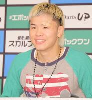 　笑顔で会見する那須川天心（撮影・吉澤敬太）