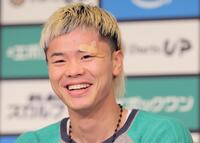 　左目の上に絆創膏を貼り笑顔で会見する那須川天心（撮影・吉澤敬太）