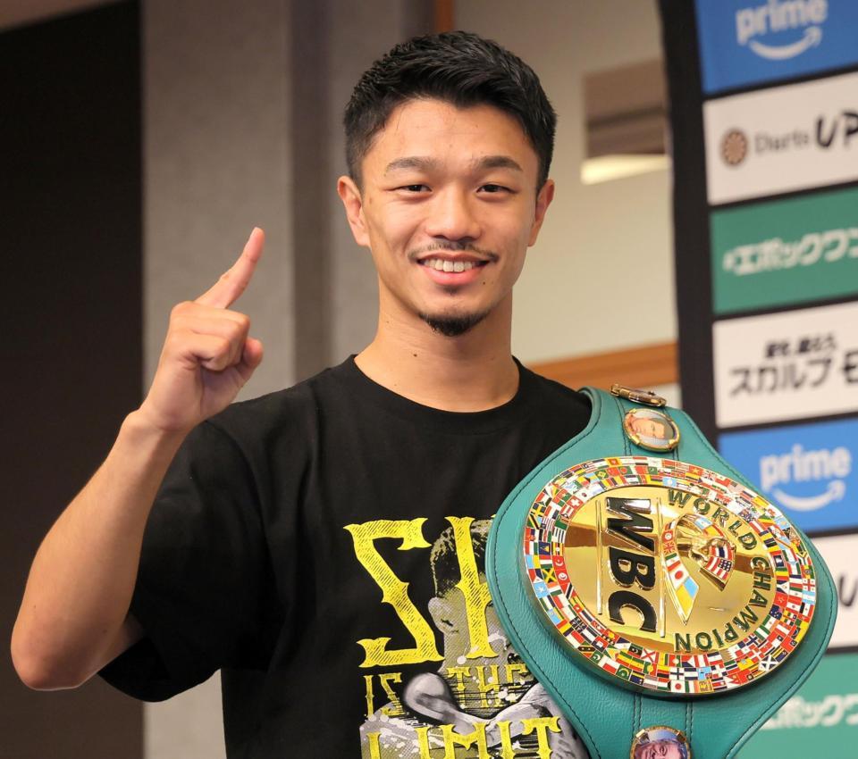 　笑顔でベルトを持つ中谷潤人（撮影・吉澤敬太）