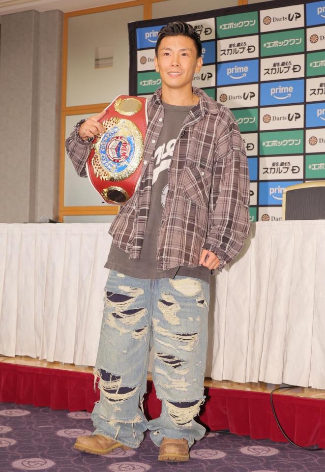 　ベルトを持ち笑顔を見せる岩田翔吉（撮影・吉澤敬太）