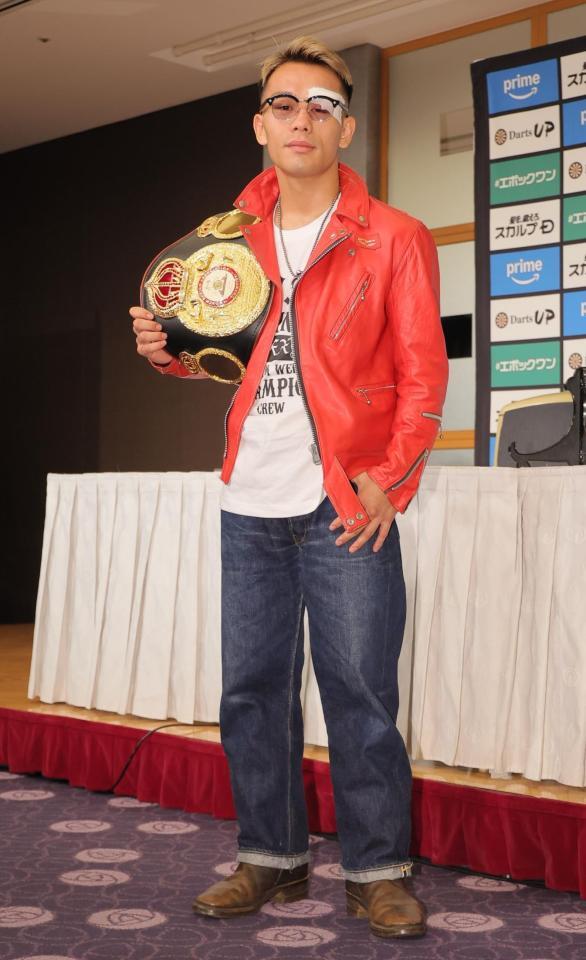 　赤い革ジャン姿でベルトを持つ堤聖也（撮影・吉澤敬太）