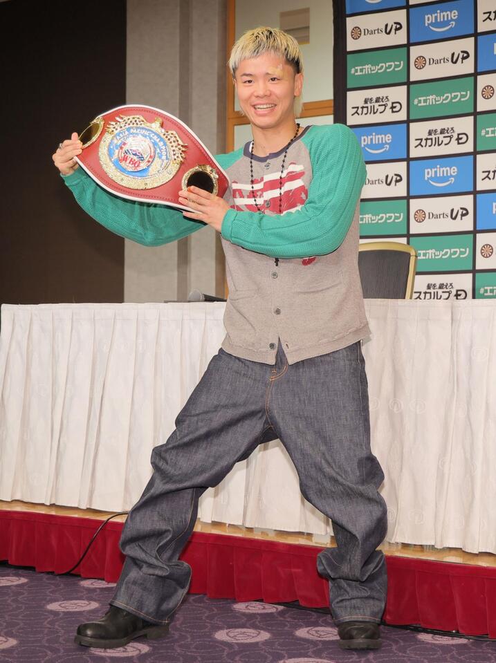 　初ベルトの手にご機嫌の那須川天心（撮影・吉澤敬太）