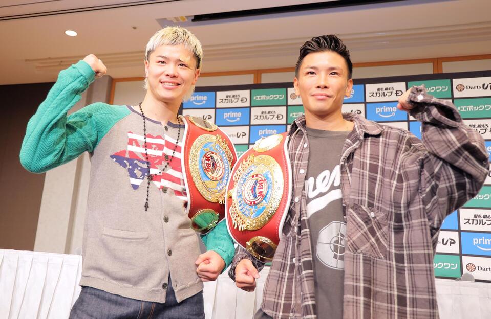 　会見後、岩田翔吉（右）と共にベルトを肩にかける那須川天心（撮影・吉澤敬太）