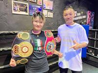 　ＷＢＣ王者との３冠統一戦が発表されたＷＢＡ・ＷＢＯ世界女子アトム級王者の松田恵里（左）と鳥海純会長