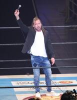 　新日本プロレスのリングでの復帰戦を宣言したケニー・オメガ（撮影・坂部計介）