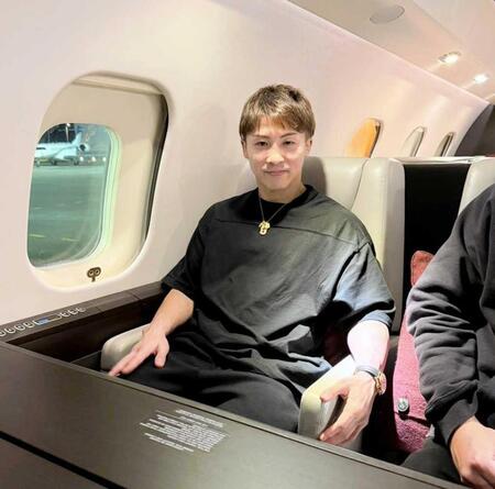 　プライベートジェットの機内でくつろぐ井上尚弥